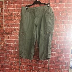 White House Black Market Olive Green Cargo Capris (Rm81) size 10